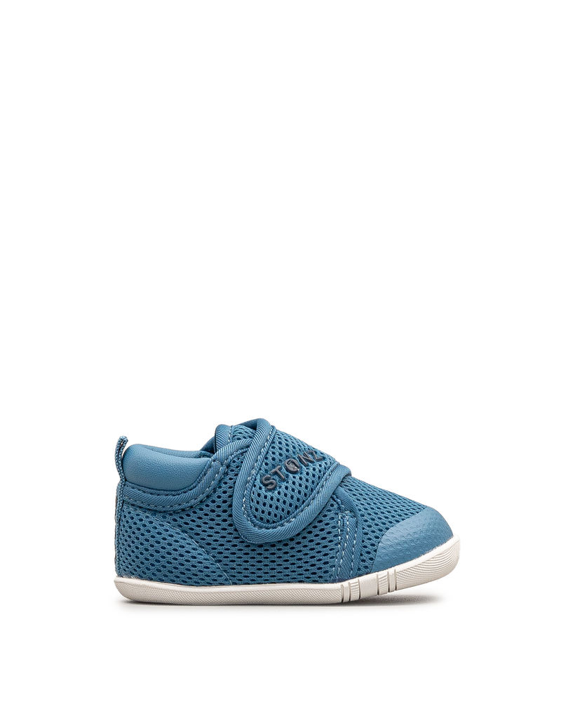 Vue latérale de la chaussure Stonz Cruiser Original bébé bleu denim